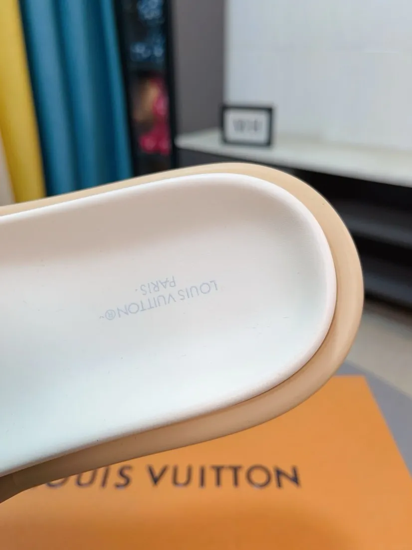Ex-factory price 360🌹🌹 (lv-Louis Vuitton) New men's slippers, high-end boutique, exquisite embossed logo decoration on the upper, fine workmanship, super soft soles, casual, loose and comfortable, a must-have in summer! \nsize：38-44